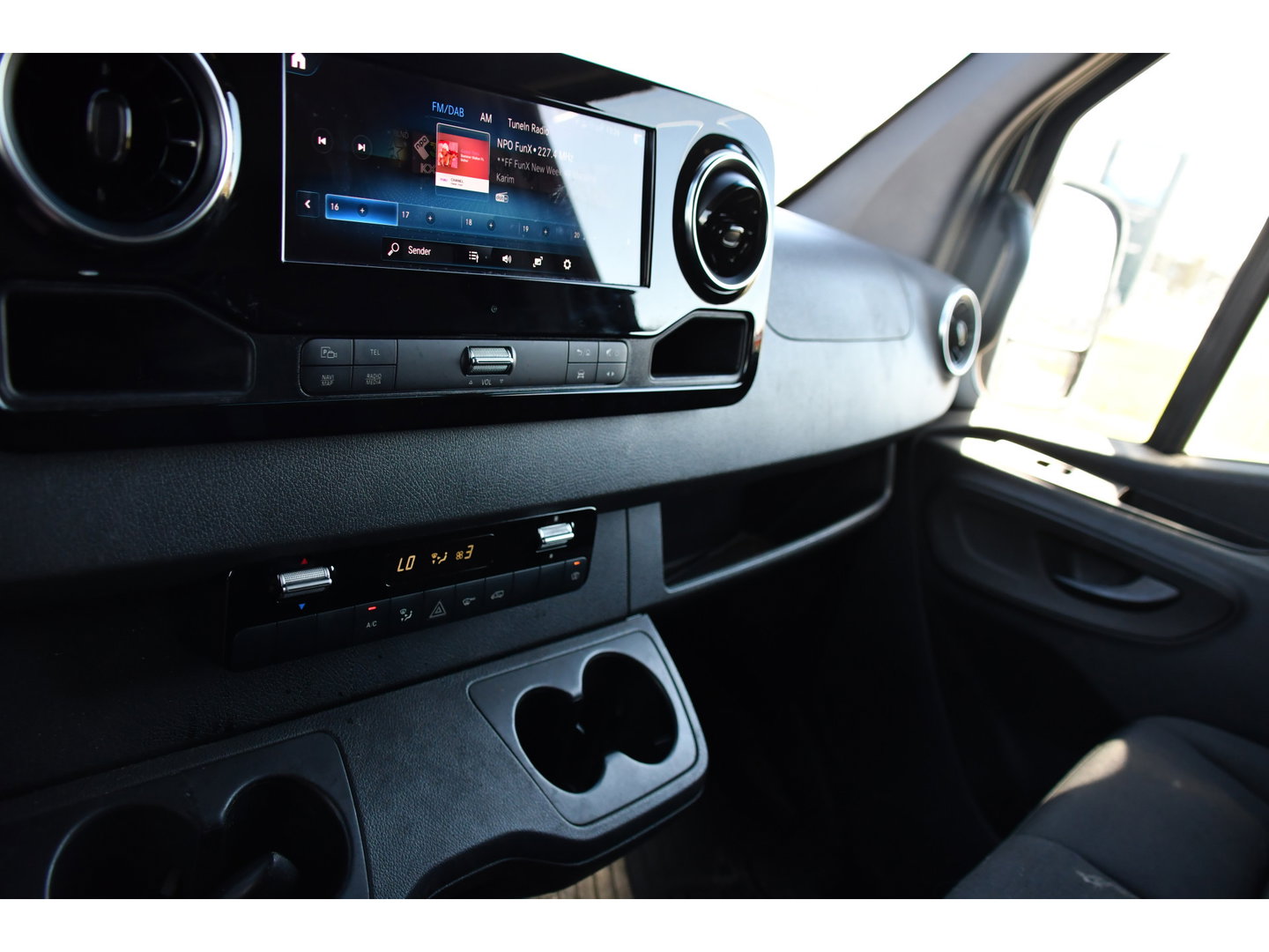 Mercedes-Benz Sprinter 319 V6 3.0 CDI L2H2 PB Edition Cruise, 360 Camera, Carplay, LED, 3500kg Trekhaak, 10,5'' Mbux, 190pk, Automaat, Voorruit verwarming, Uniek!