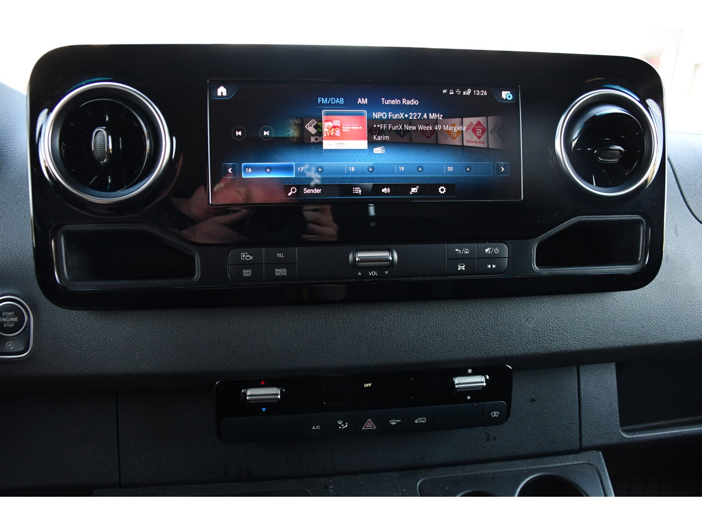 Mercedes-Benz Sprinter 319 V6 3.0 CDI L2H2 PB Edition Cruise, 360 Camera, Carplay, LED, 3500kg Trekhaak, 10,5'' Mbux, 190pk, Automaat, Voorruit verwarming, Uniek!