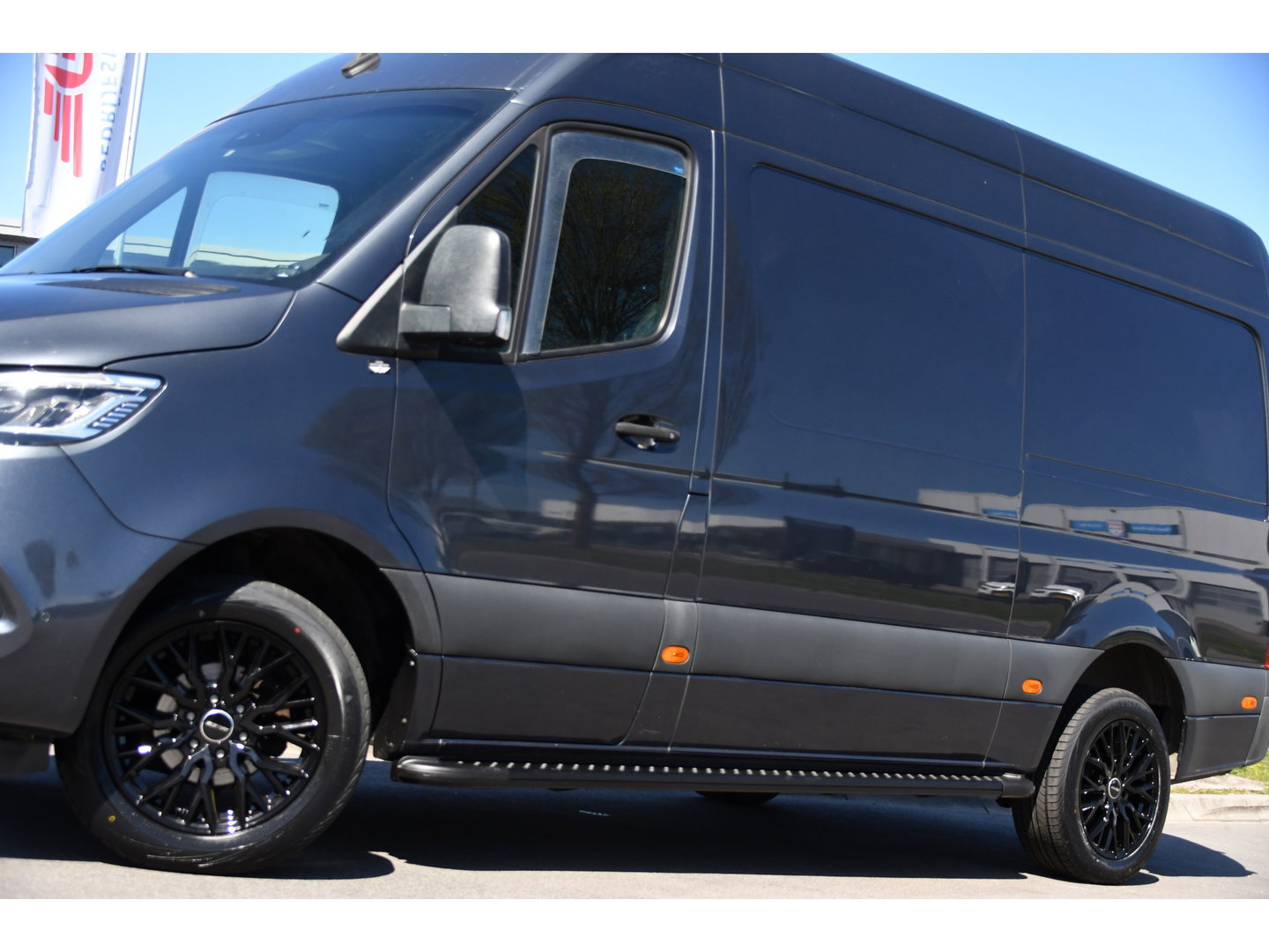Mercedes-Benz Sprinter 319 V6 3.0 CDI L2H2 PB Edition Cruise, 360 Camera, Carplay, LED, 3500kg Trekhaak, 10,5'' Mbux, 190pk, Automaat, Voorruit verwarming, Uniek!