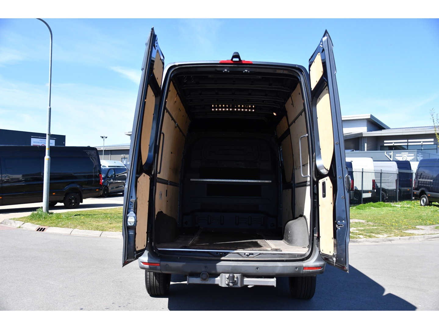 Mercedes-Benz Sprinter 319 V6 3.0 CDI L2H2 PB Edition Cruise, 360 Camera, Carplay, LED, 3500kg Trekhaak, 10,5'' Mbux, 190pk, Automaat, Voorruit verwarming, Uniek!