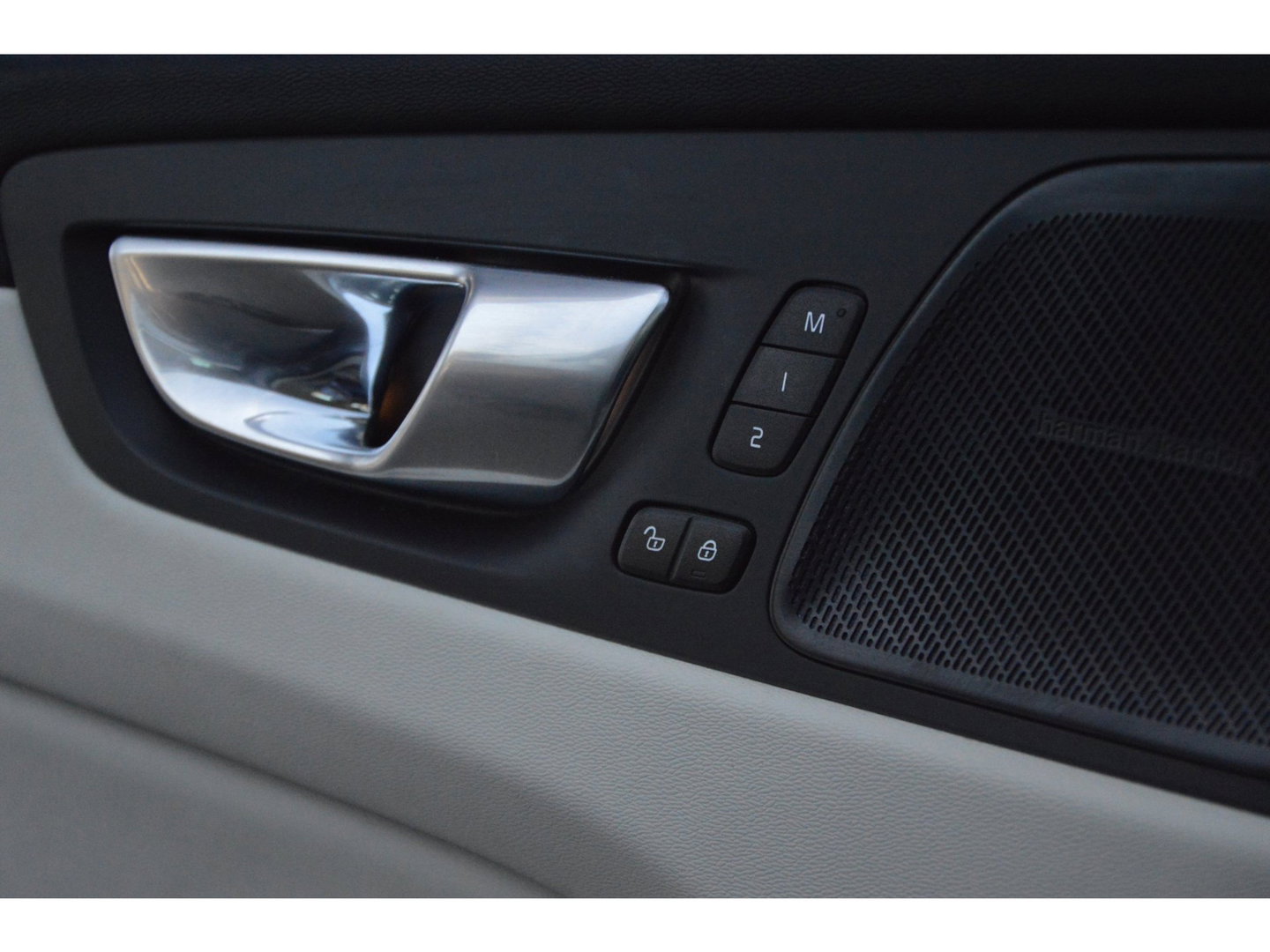 Volvo XC60 T6 Hybride AWD Ultimate Bright LONG RANGE | Luchtvering | Massage | Head-Up Display | Stoelventilatie | Panoramadak |