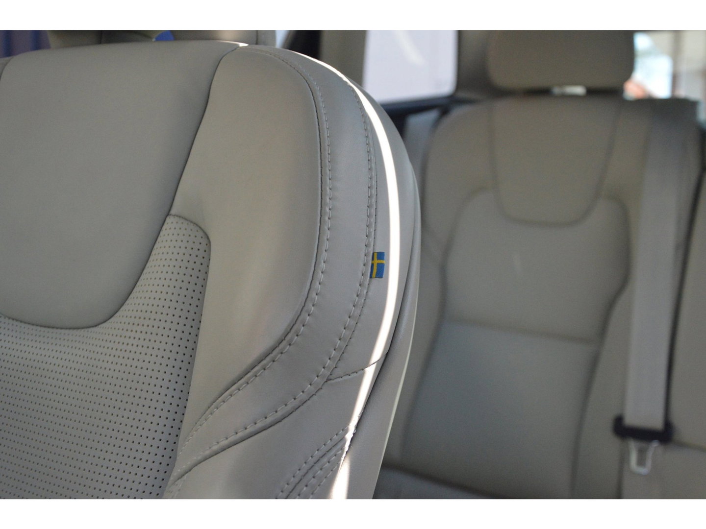 Volvo XC60 T6 Hybride AWD Ultimate Bright LONG RANGE | Luchtvering | Massage | Head-Up Display | Stoelventilatie | Panoramadak |