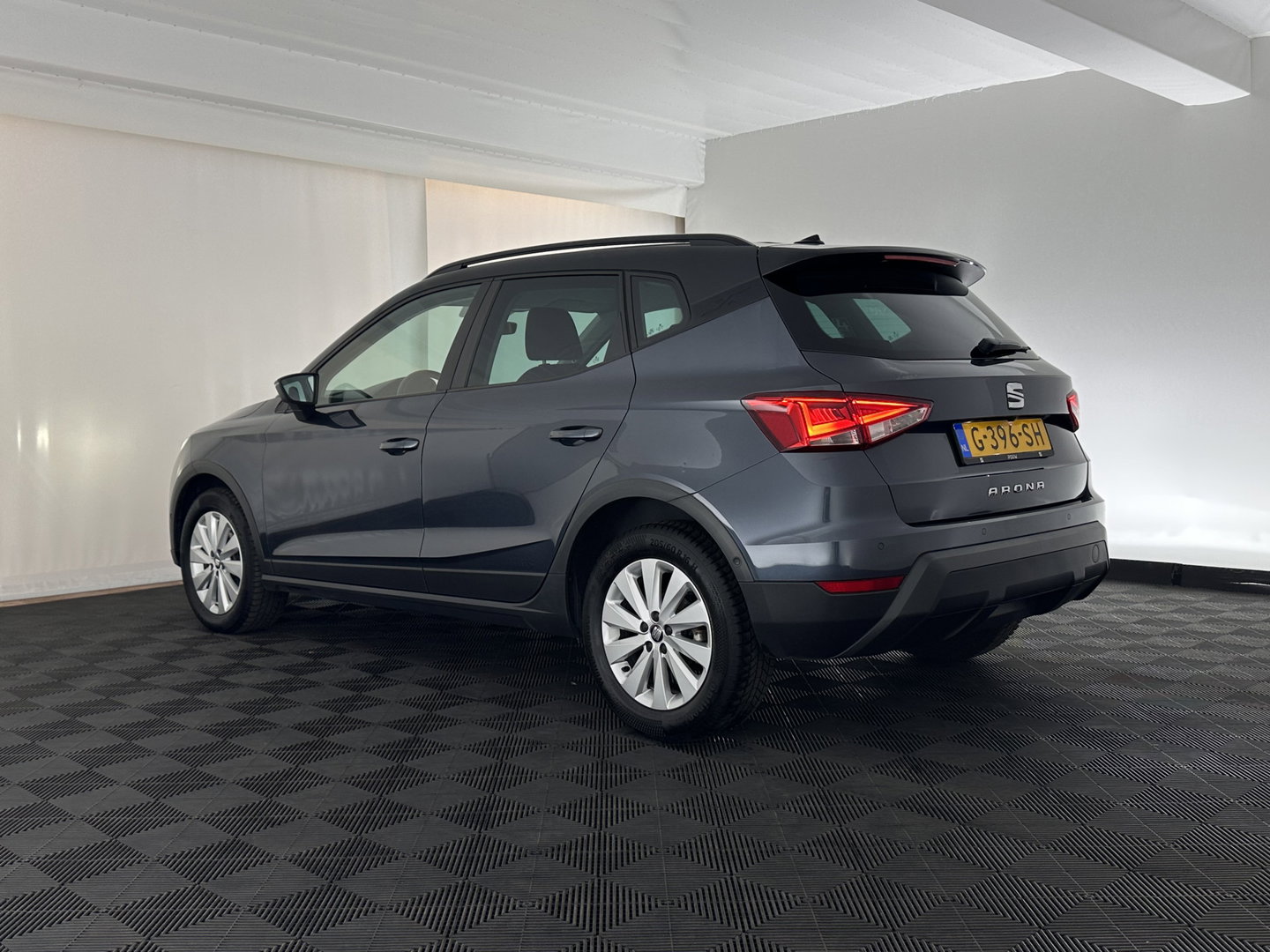 SEAT Arona 1.0 TSI Style Business Intense (INCL.BTW) Aut. *ADAPTIVE-CRUISE | NAVI-FULLMAP | KEYLESS | CAMERA | DAB | CARPLAY | PRIVACY-GLASS | ECC | PDC | 16''ALU*