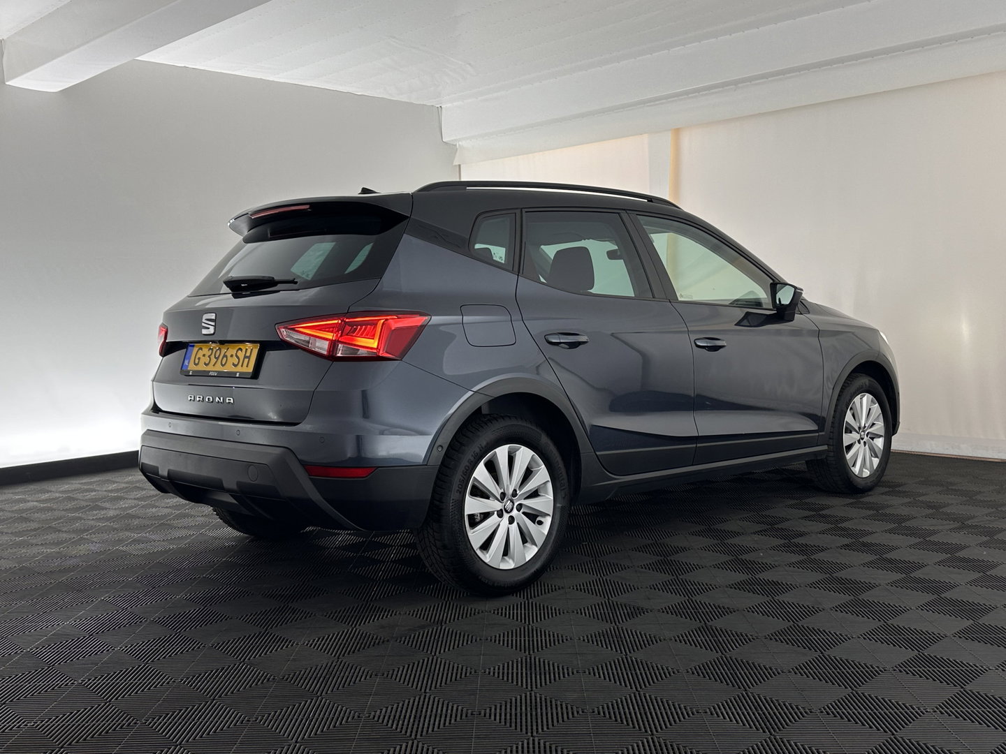 SEAT Arona 1.0 TSI Style Business Intense (INCL.BTW) Aut. *ADAPTIVE-CRUISE | NAVI-FULLMAP | KEYLESS | CAMERA | DAB | CARPLAY | PRIVACY-GLASS | ECC | PDC | 16''ALU*