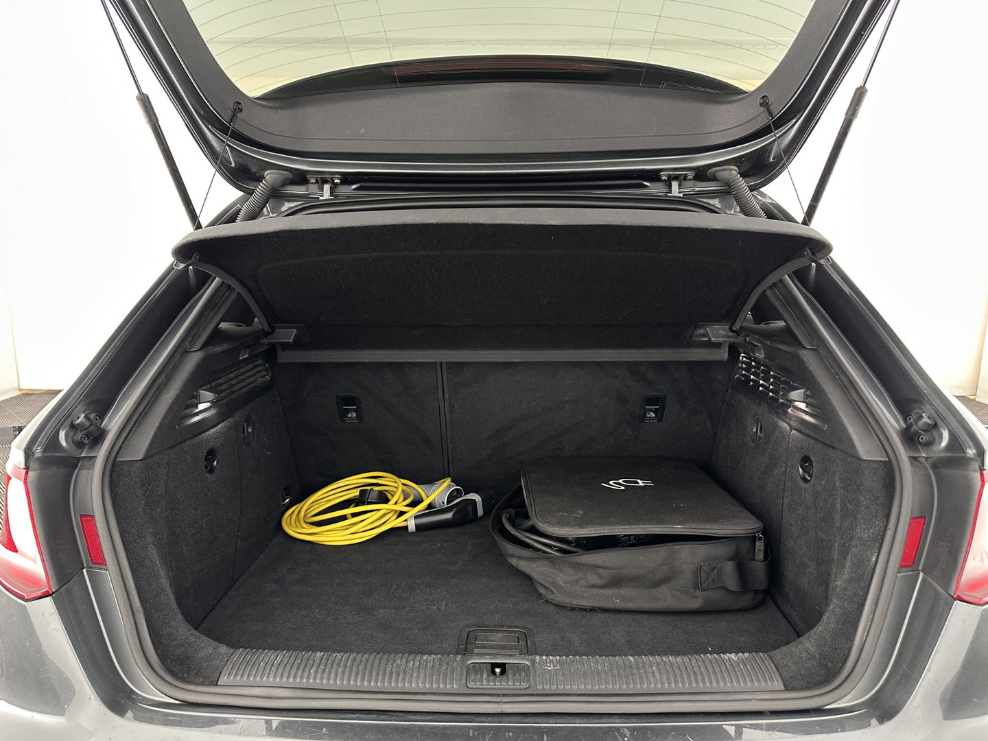 Audi A3 Sportback 1.4 e-tron PHEV Ambition Pro Line plus Aut. *LEATHER-FABRIC | HEATED-SPORTSEATS | FULL-LED | KEYLESS | AUDI-SOUND | NAVI-FULLMAP | PRIVACY-GLASS | SHIFT-PADDLES | ECC | PDC | CRUISE | 18''ALU*