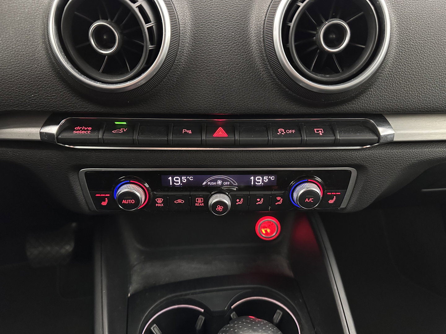 Audi A3 Sportback 1.4 e-tron PHEV Ambition Pro Line plus Aut. *LEATHER-FABRIC | HEATED-SPORTSEATS | FULL-LED | KEYLESS | AUDI-SOUND | NAVI-FULLMAP | PRIVACY-GLASS | SHIFT-PADDLES | ECC | PDC | CRUISE | 18''ALU*