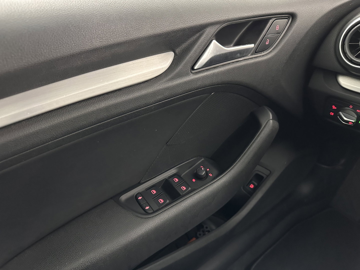 Audi A3 Sportback 1.4 e-tron PHEV Ambition Pro Line plus Aut. *LEATHER-FABRIC | HEATED-SPORTSEATS | FULL-LED | KEYLESS | AUDI-SOUND | NAVI-FULLMAP | PRIVACY-GLASS | SHIFT-PADDLES | ECC | PDC | CRUISE | 18''ALU*