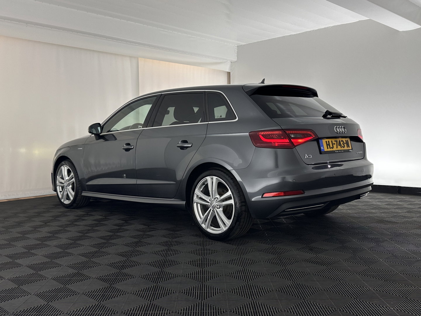 Audi A3 Sportback 1.4 e-tron PHEV Ambition Pro Line plus Aut. *LEATHER-FABRIC | HEATED-SPORTSEATS | FULL-LED | KEYLESS | AUDI-SOUND | NAVI-FULLMAP | PRIVACY-GLASS | SHIFT-PADDLES | ECC | PDC | CRUISE | 18''ALU*