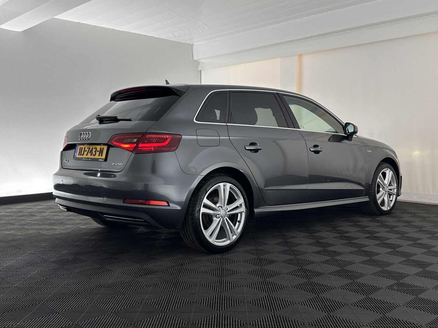 Audi A3 Sportback 1.4 e-tron PHEV Ambition Pro Line plus Aut. *LEATHER-FABRIC | HEATED-SPORTSEATS | FULL-LED | KEYLESS | AUDI-SOUND | NAVI-FULLMAP | PRIVACY-GLASS | SHIFT-PADDLES | ECC | PDC | CRUISE | 18''ALU*