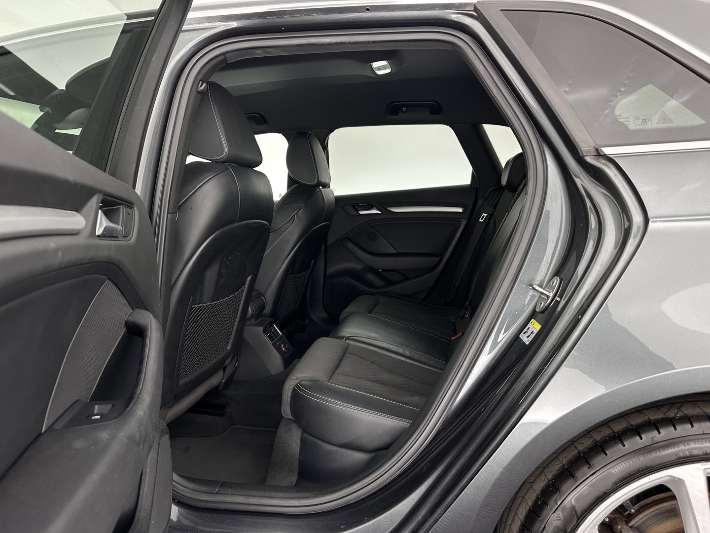 Audi A3 Sportback 1.4 e-tron PHEV Ambition Pro Line plus Aut. *LEATHER-FABRIC | HEATED-SPORTSEATS | FULL-LED | KEYLESS | AUDI-SOUND | NAVI-FULLMAP | PRIVACY-GLASS | SHIFT-PADDLES | ECC | PDC | CRUISE | 18''ALU*