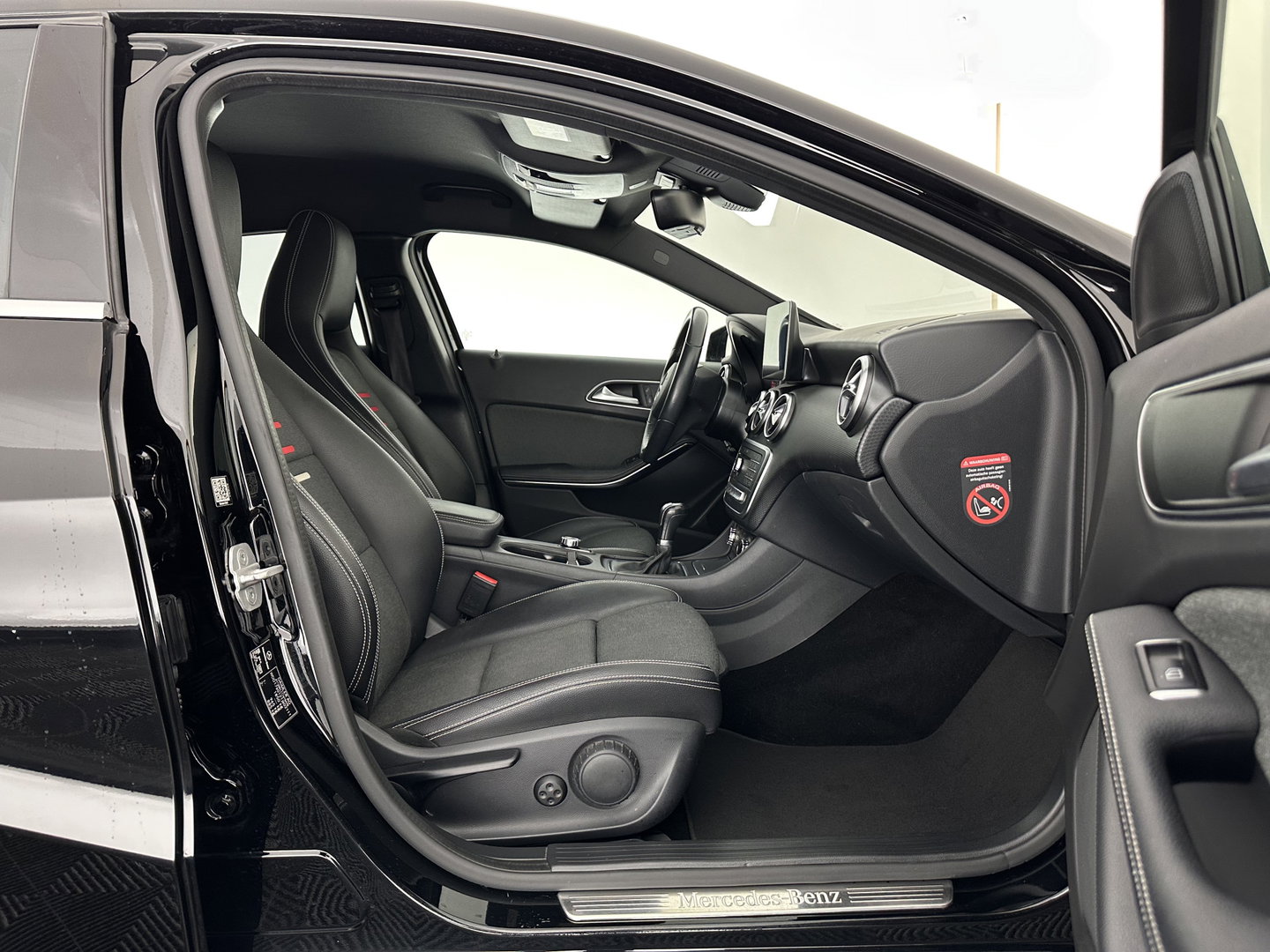 Mercedes-Benz A-Klasse 180 d Business Solution *LEATHER-FABRIC | FULL-LED | NAVI-FULLMAP | CAMERA | HEATED-SPORTSEATS | PRIVACY-GLASS | ECC | PDC | CRUISE | 16''ALU*