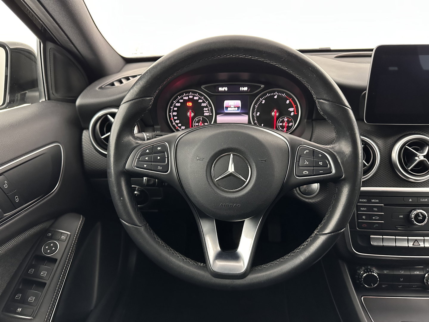 Mercedes-Benz A-Klasse 180 d Business Solution *LEATHER-FABRIC | FULL-LED | NAVI-FULLMAP | CAMERA | HEATED-SPORTSEATS | PRIVACY-GLASS | ECC | PDC | CRUISE | 16''ALU*