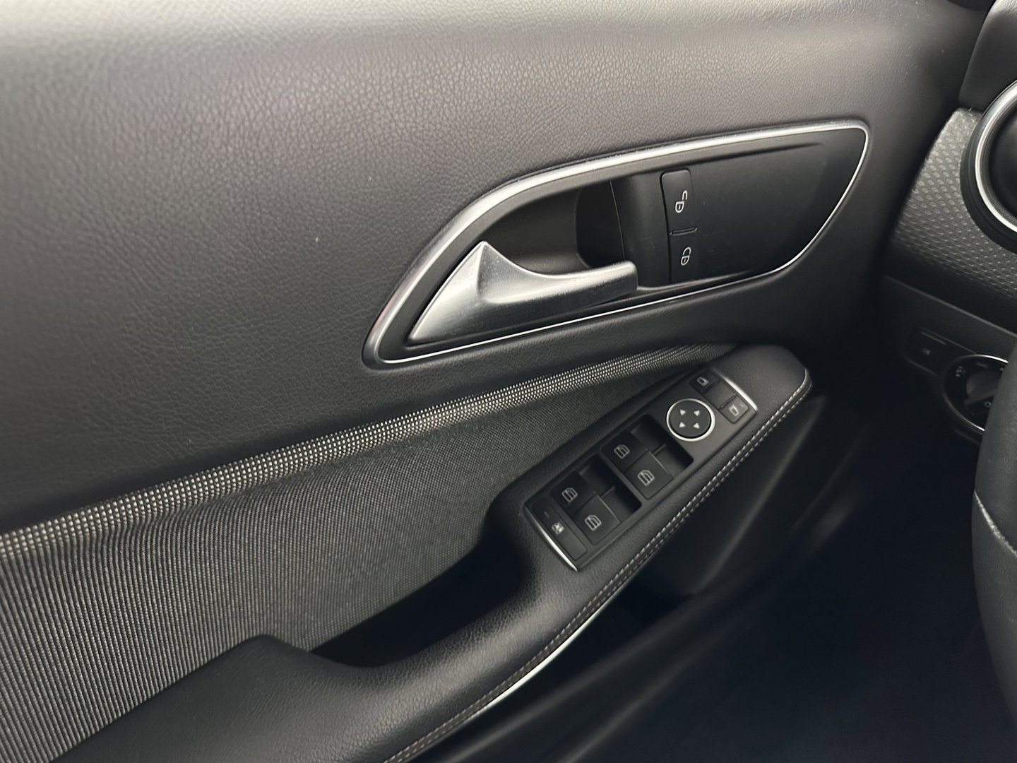 Mercedes-Benz A-Klasse 180 d Business Solution *LEATHER-FABRIC | FULL-LED | NAVI-FULLMAP | CAMERA | HEATED-SPORTSEATS | PRIVACY-GLASS | ECC | PDC | CRUISE | 16''ALU*