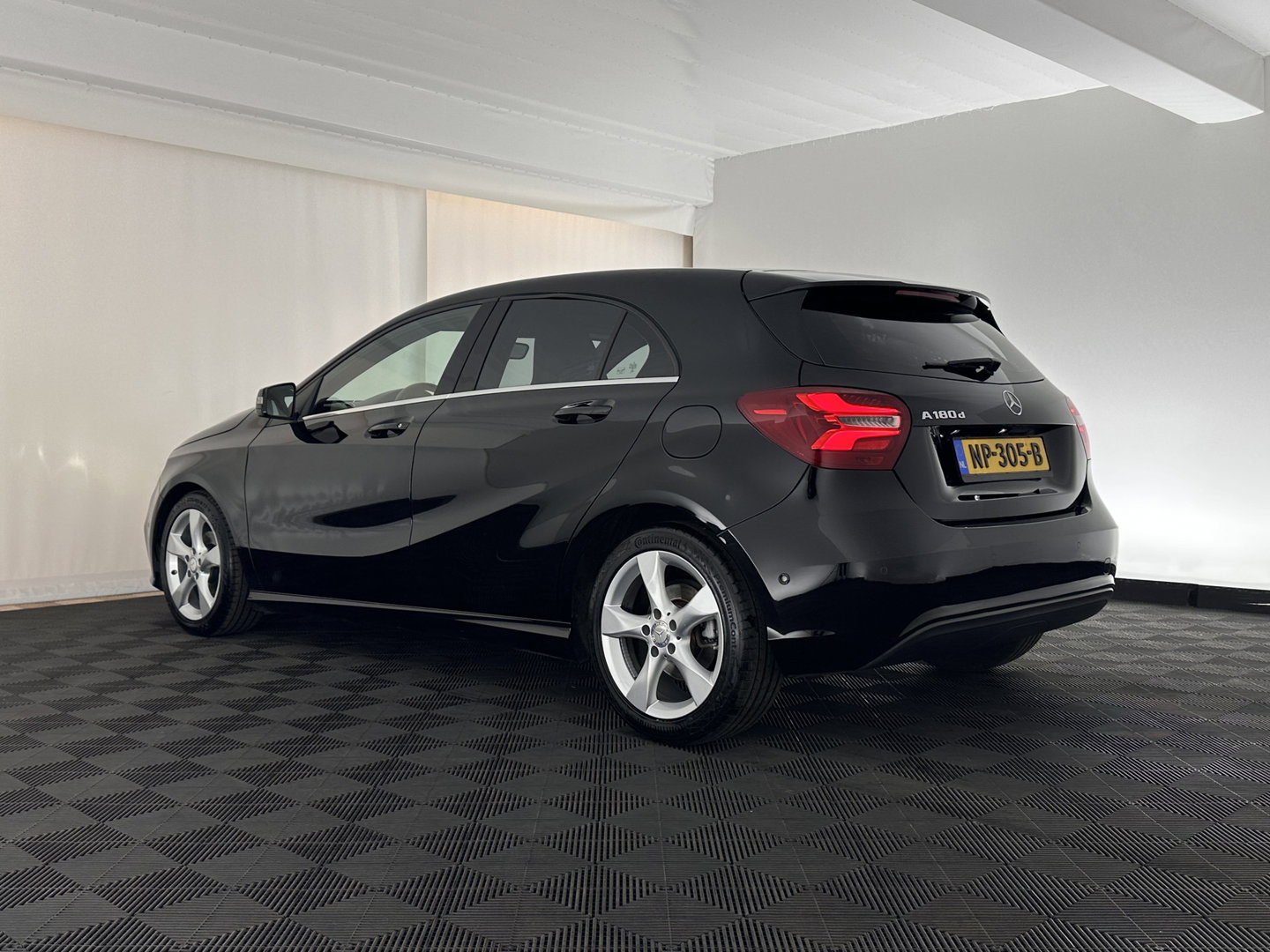 Mercedes-Benz A-Klasse 180 d Business Solution *LEATHER-FABRIC | FULL-LED | NAVI-FULLMAP | CAMERA | HEATED-SPORTSEATS | PRIVACY-GLASS | ECC | PDC | CRUISE | 16''ALU*