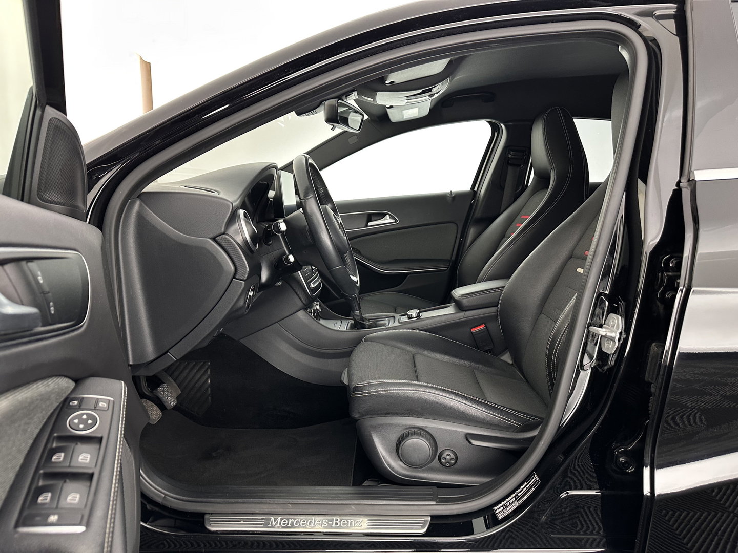 Mercedes-Benz A-Klasse 180 d Business Solution *LEATHER-FABRIC | FULL-LED | NAVI-FULLMAP | CAMERA | HEATED-SPORTSEATS | PRIVACY-GLASS | ECC | PDC | CRUISE | 16''ALU*