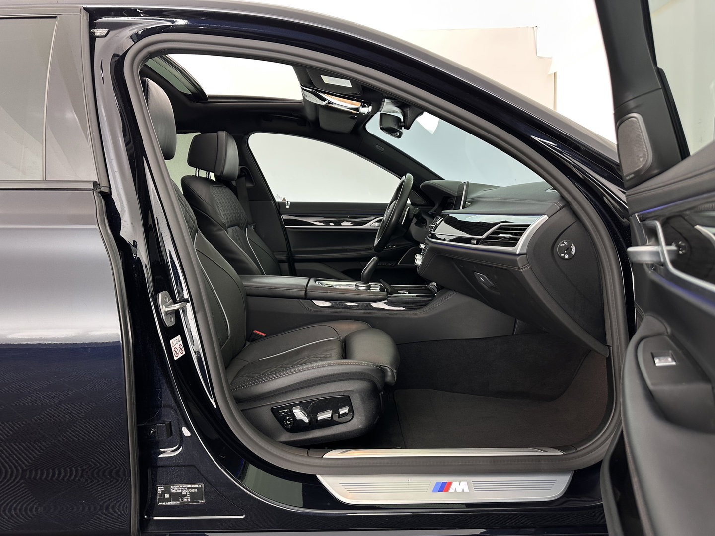 BMW 7 Serie 745e High Executive M-Sportpack *PANO | LEATHER | LASER-LIGHT | HEAD-UP | ADAPTIVE-CRUISE | BLINDSPOT | SOFT-CLOSE | HARMAN/KARDON | NIGHT-VISION | MEMORY-PACK | DIGI-COCKPIT | KEYLESS | DAB+ | CAMERA | HEATED-COMFORTSEATS