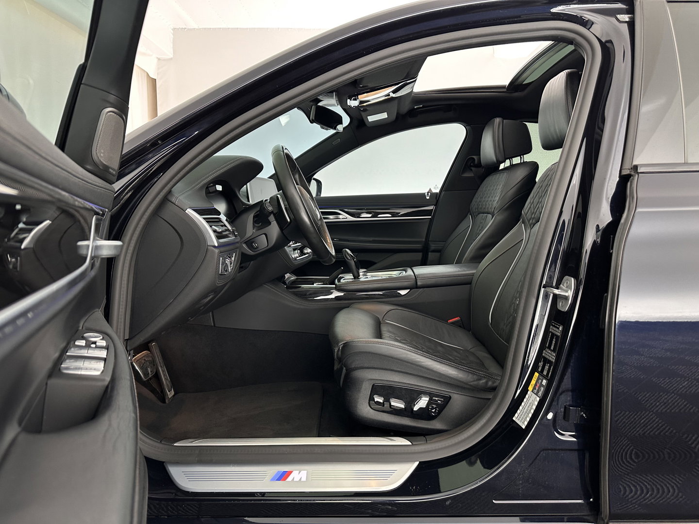 BMW 7 Serie 745e High Executive M-Sportpack *PANO | LEATHER | LASER-LIGHT | HEAD-UP | ADAPTIVE-CRUISE | BLINDSPOT | SOFT-CLOSE | HARMAN/KARDON | NIGHT-VISION | MEMORY-PACK | DIGI-COCKPIT | KEYLESS | DAB+ | CAMERA | HEATED-COMFORTSEATS