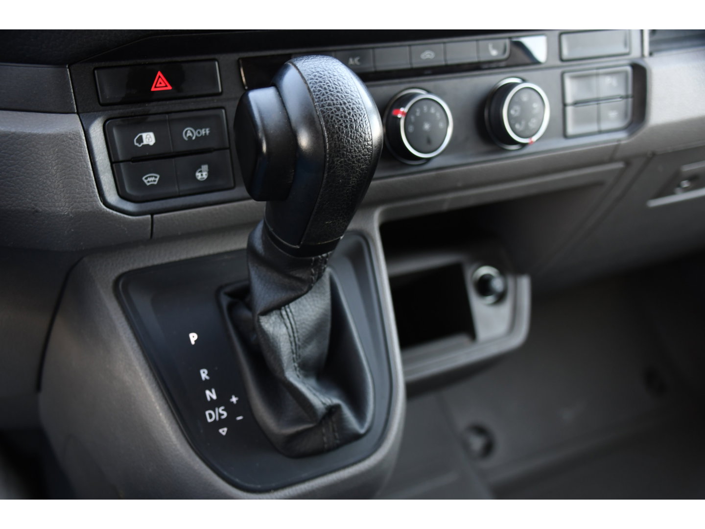 Volkswagen Crafter 30 2.0 TDI L3H3 PB Edition Camera, Adaptieve Cruise, Carplay, LED, Leder, 177pk, Automaat, Stoelverwarming, Vooruit verwarming, Stuur verwarming, Uniek!