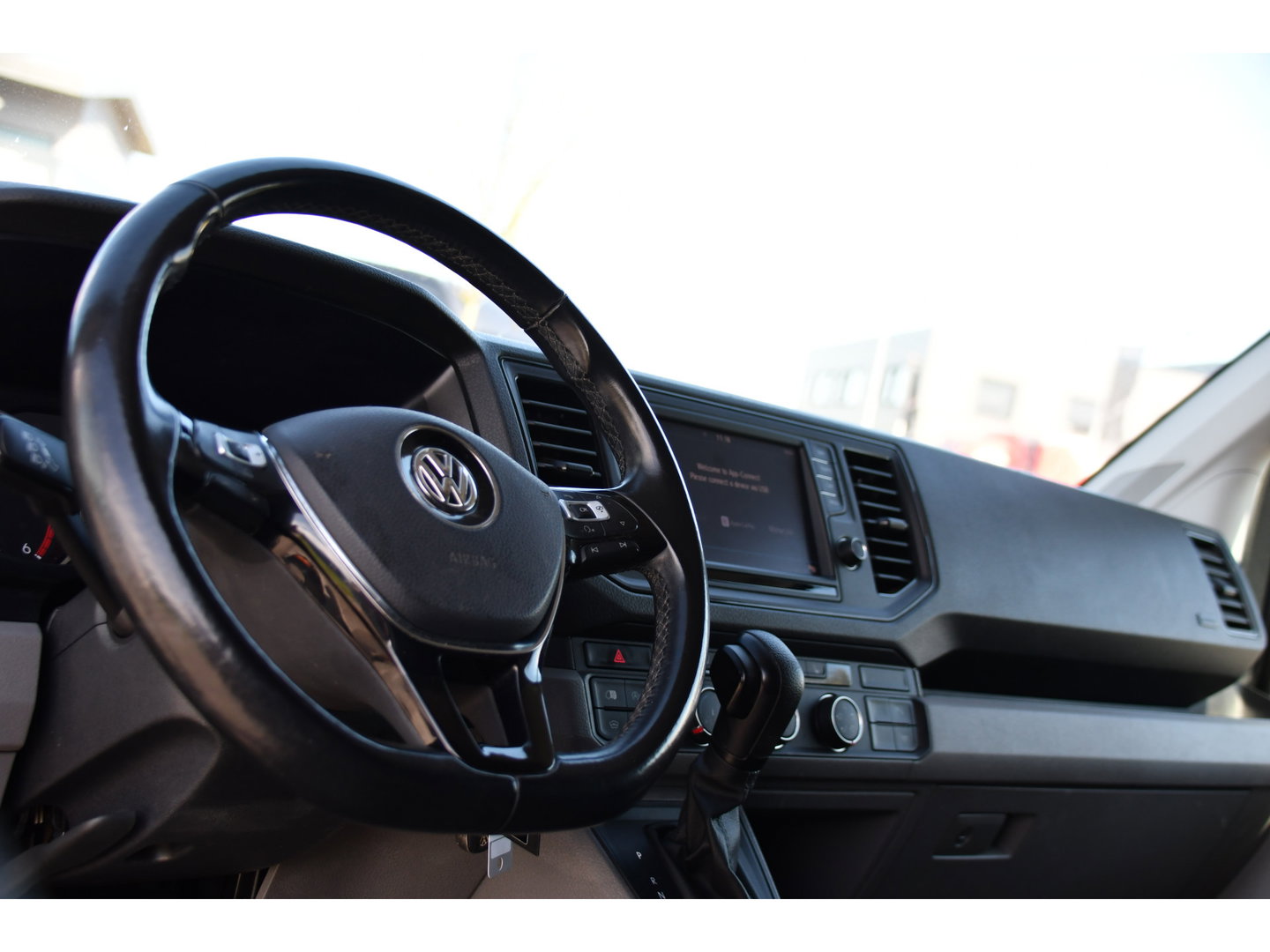 Volkswagen Crafter 30 2.0 TDI L3H3 PB Edition Camera, Adaptieve Cruise, Carplay, LED, Leder, 177pk, Automaat, Stoelverwarming, Vooruit verwarming, Stuur verwarming, Uniek!