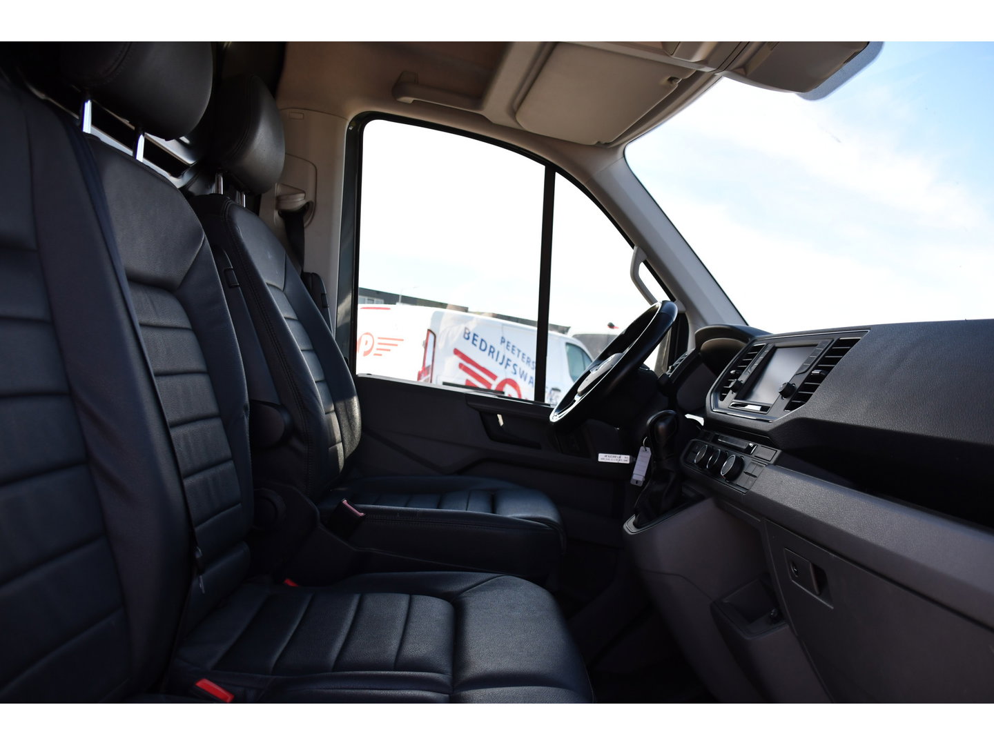 Volkswagen Crafter 30 2.0 TDI L3H3 PB Edition Camera, Adaptieve Cruise, Carplay, LED, Leder, 177pk, Automaat, Stoelverwarming, Vooruit verwarming, Stuur verwarming, Uniek!