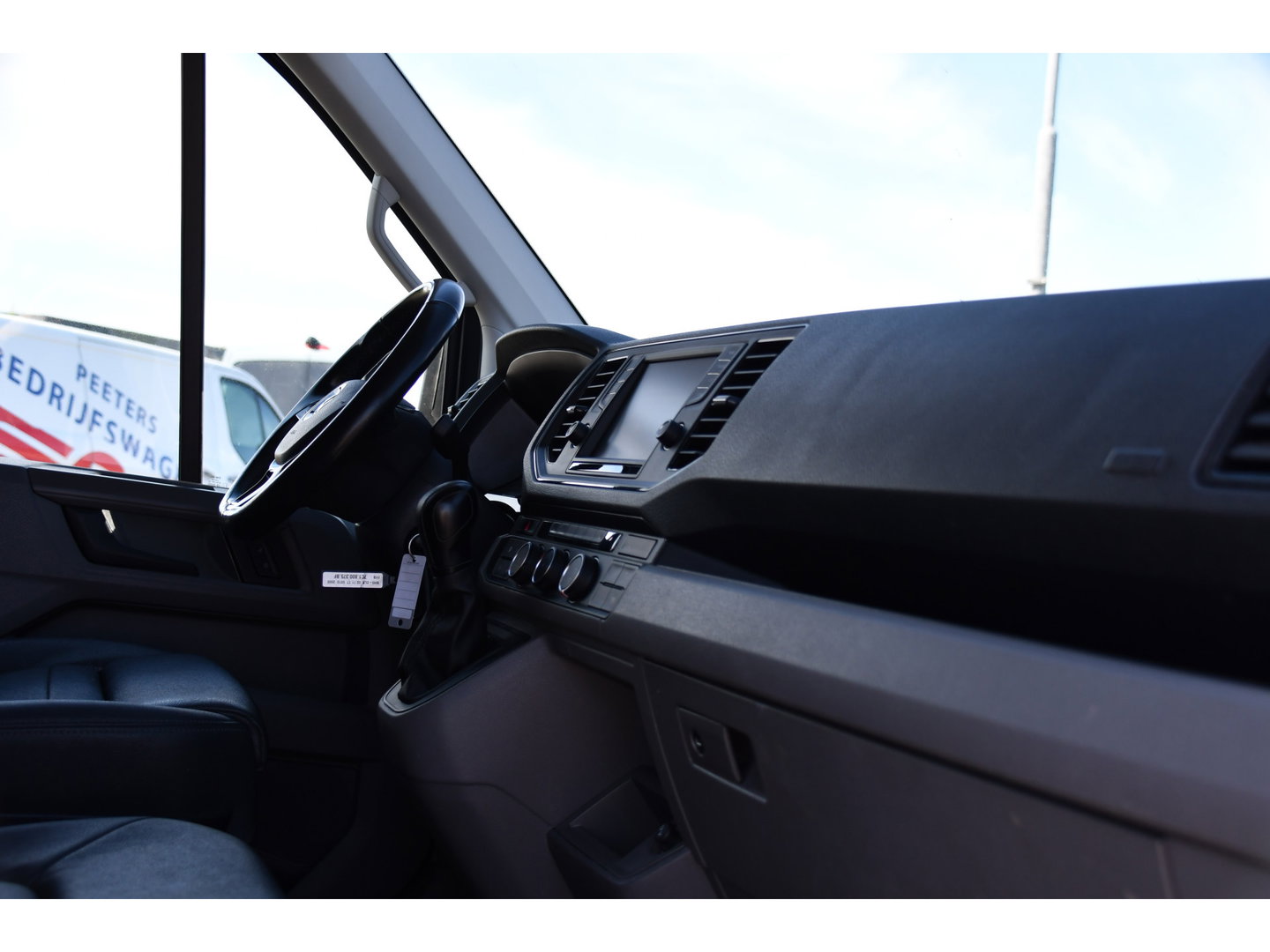 Volkswagen Crafter 30 2.0 TDI L3H3 PB Edition Camera, Adaptieve Cruise, Carplay, LED, Leder, 177pk, Automaat, Stoelverwarming, Vooruit verwarming, Stuur verwarming, Uniek!