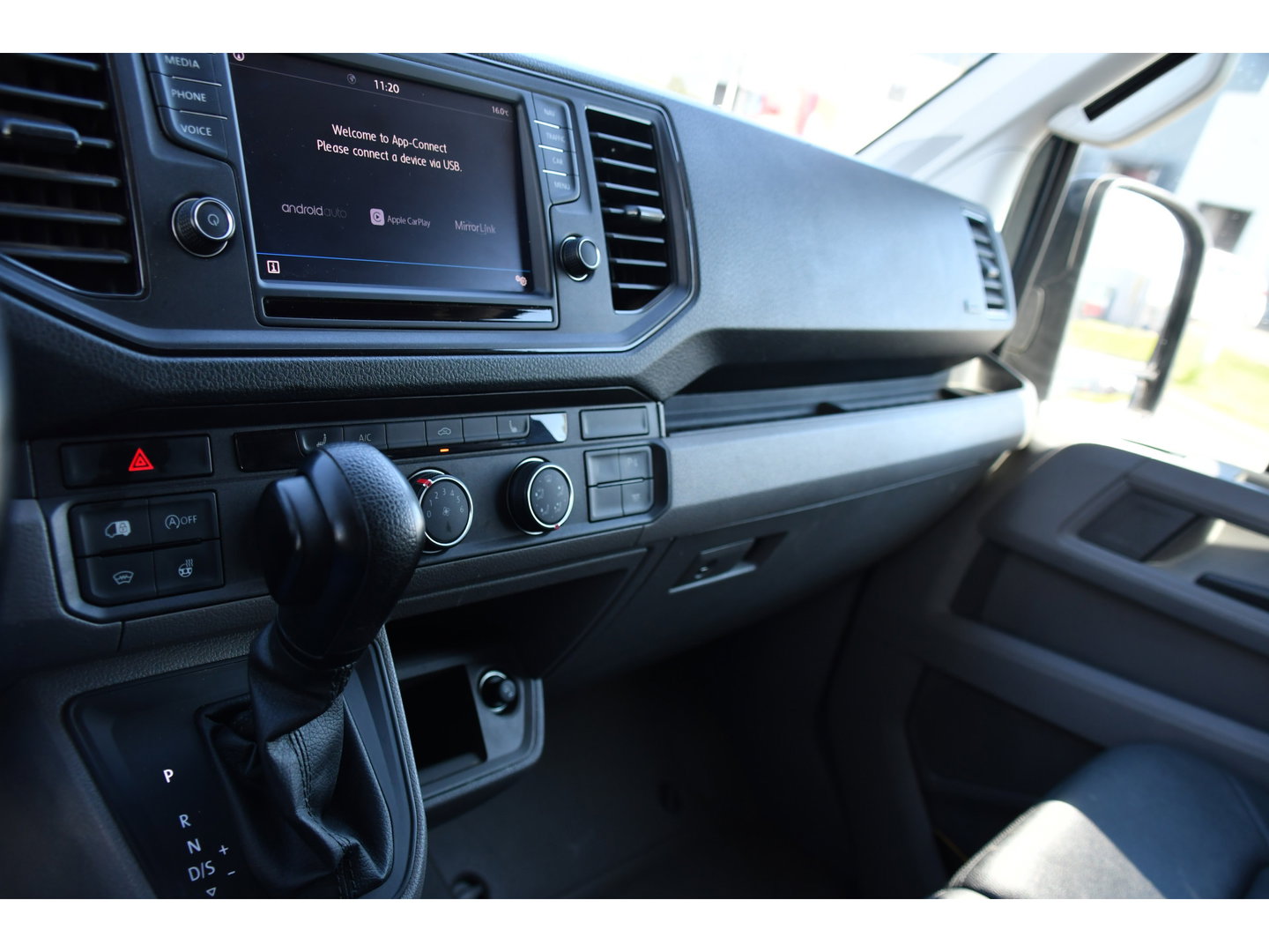 Volkswagen Crafter 30 2.0 TDI L3H3 PB Edition Camera, Adaptieve Cruise, Carplay, LED, Leder, 177pk, Automaat, Stoelverwarming, Vooruit verwarming, Stuur verwarming, Uniek!