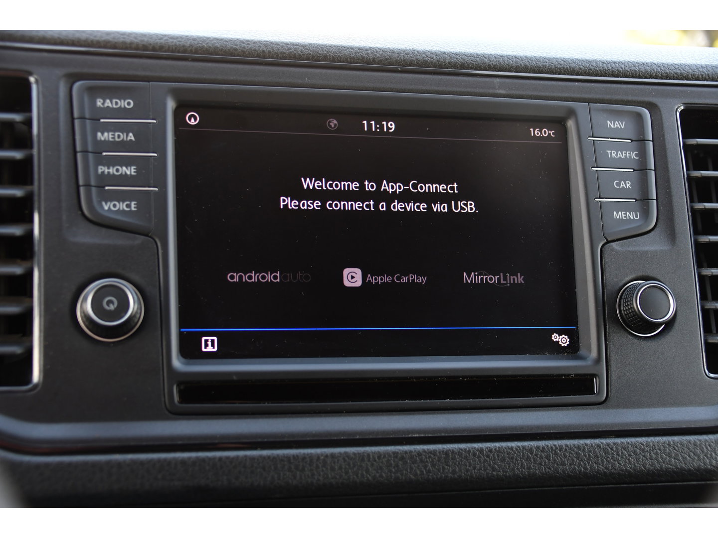 Volkswagen Crafter 30 2.0 TDI L3H3 PB Edition Camera, Adaptieve Cruise, Carplay, LED, Leder, 177pk, Automaat, Stoelverwarming, Vooruit verwarming, Stuur verwarming, Uniek!