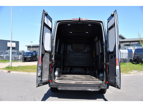 Volkswagen Crafter 30 2.0 TDI L3H3 PB Edition Camera, Adaptieve Cruise, Carplay, LED, Leder, 177pk, Automaat, Stoelverwarming, Vooruit verwarming, Stuur verwarming, Uniek!