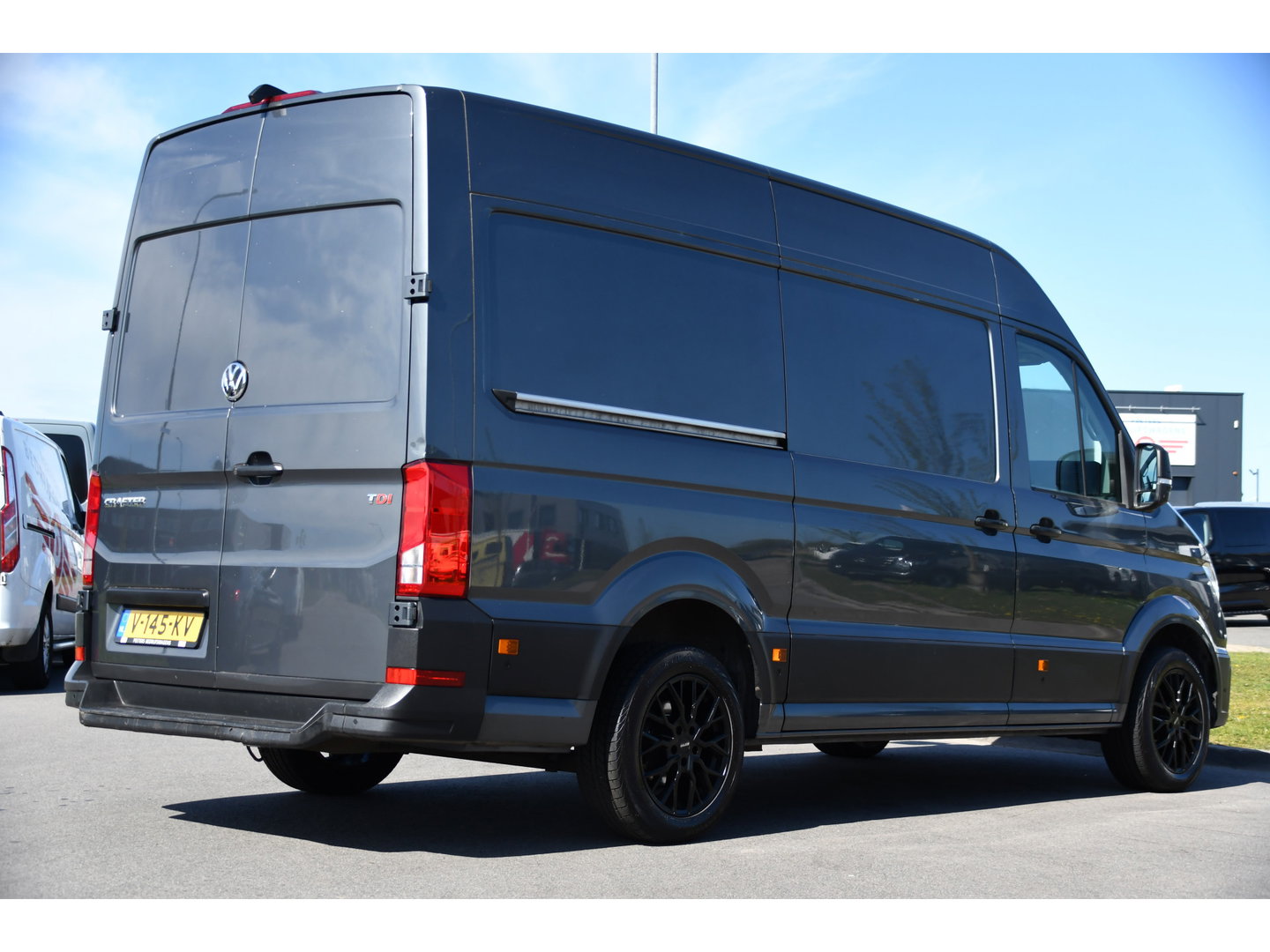 Volkswagen Crafter 30 2.0 TDI L3H3 PB Edition Camera, Adaptieve Cruise, Carplay, LED, Leder, 177pk, Automaat, Stoelverwarming, Vooruit verwarming, Stuur verwarming, Uniek!