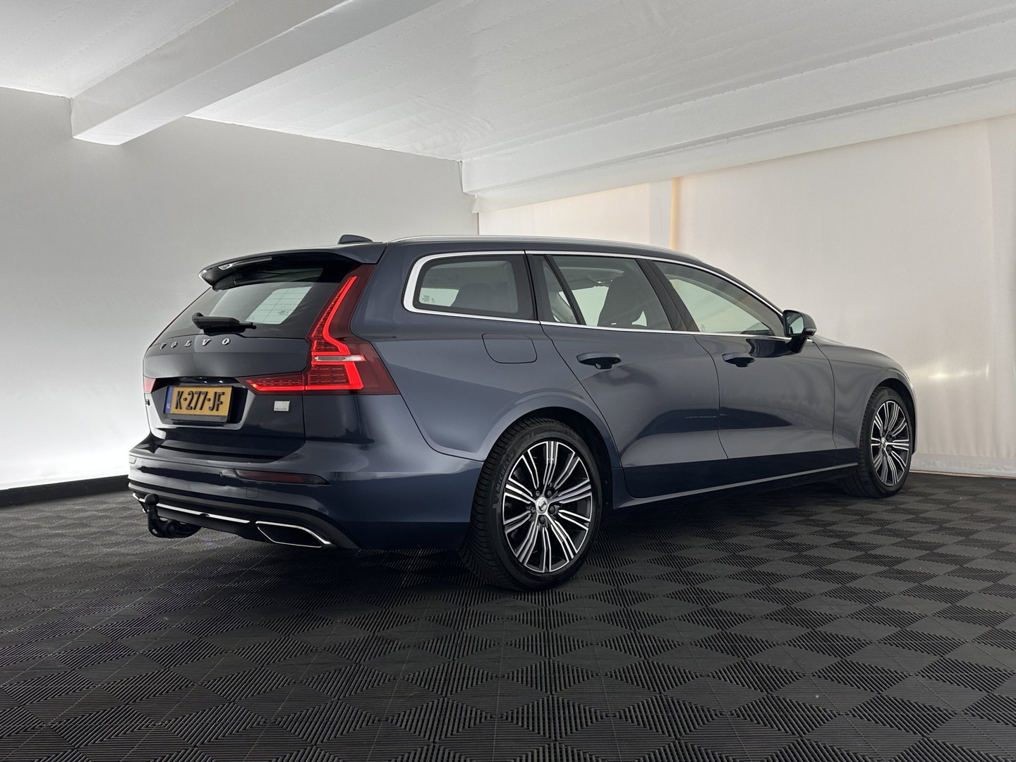 Volvo V60 2.0 T8 Recharge AWD Inscription (INCL.BTW) Aut. *LEATHER | FULL-LED | ADAPTIVE-CRUISE | MEMORY-PACK | KEYLESS | BLINDSPOT | TOP-VIEW | DIGI-COCKPIT | LANE-ASSIST | NAVI-FULLMAP | TOWBAR | HEATED-SEATS | ECC | PDC | DAB | 18