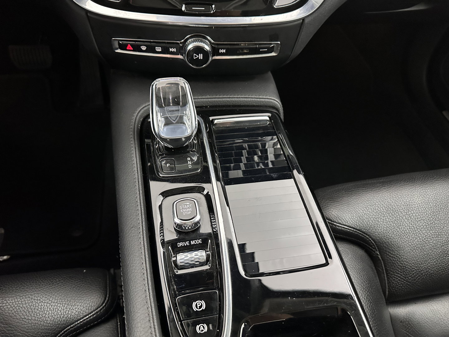 Volvo V60 2.0 T8 Recharge AWD Inscription (INCL.BTW) Aut. *LEATHER | FULL-LED | ADAPTIVE-CRUISE | MEMORY-PACK | KEYLESS | BLINDSPOT | TOP-VIEW | DIGI-COCKPIT | LANE-ASSIST | NAVI-FULLMAP | TOWBAR | HEATED-SEATS | ECC | PDC | DAB | 18