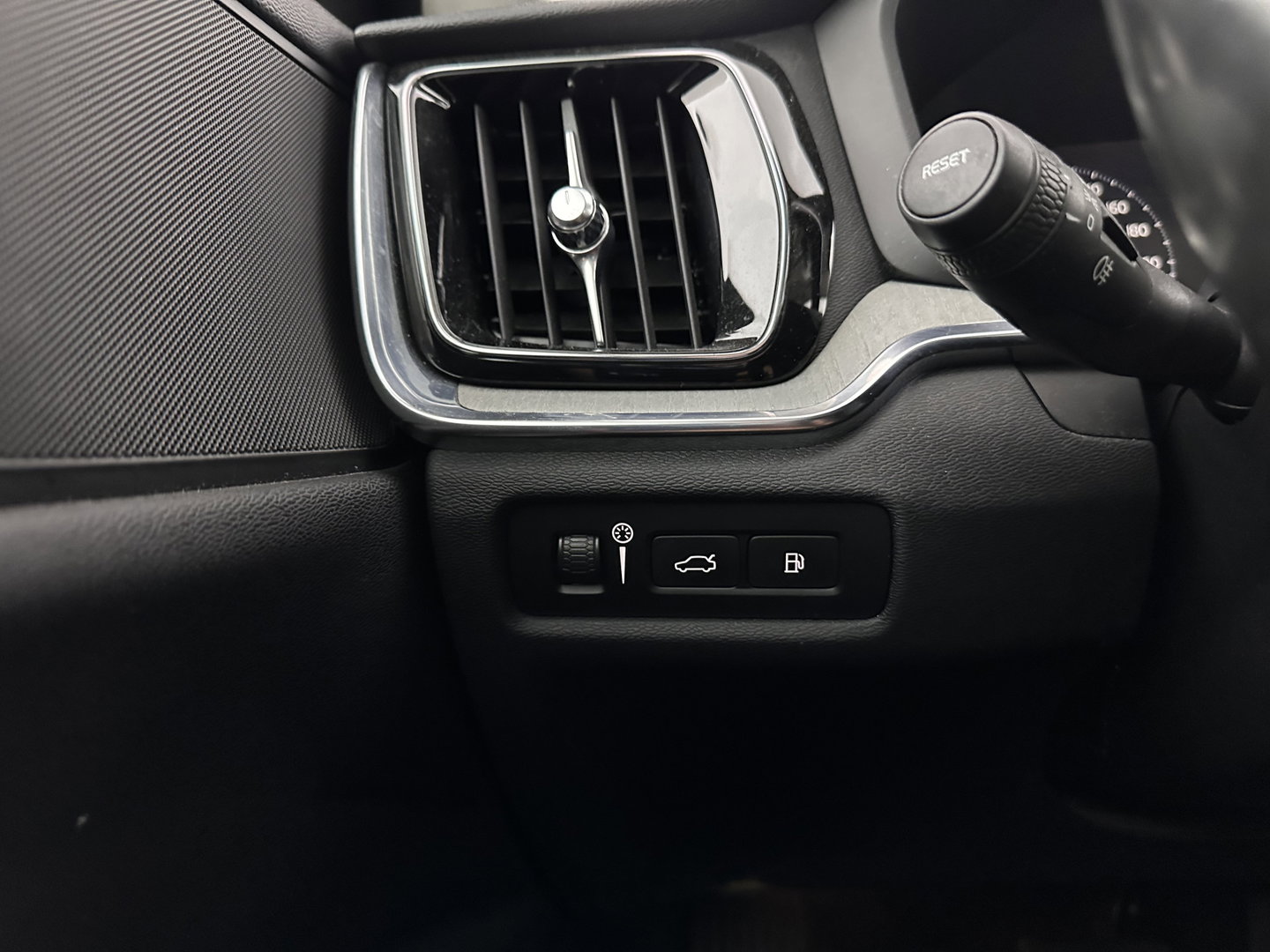 Volvo V60 2.0 T8 Recharge AWD Inscription (INCL.BTW) Aut. *LEATHER | FULL-LED | ADAPTIVE-CRUISE | MEMORY-PACK | KEYLESS | BLINDSPOT | TOP-VIEW | DIGI-COCKPIT | LANE-ASSIST | NAVI-FULLMAP | TOWBAR | HEATED-SEATS | ECC | PDC | DAB | 18