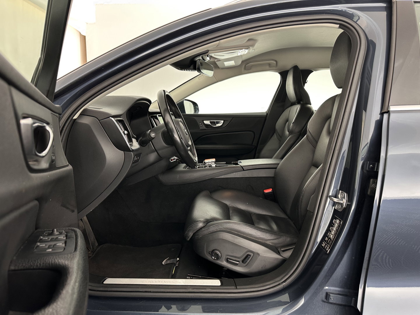 Volvo V60 2.0 T8 Recharge AWD Inscription (INCL.BTW) Aut. *LEATHER | FULL-LED | ADAPTIVE-CRUISE | MEMORY-PACK | KEYLESS | BLINDSPOT | TOP-VIEW | DIGI-COCKPIT | LANE-ASSIST | NAVI-FULLMAP | TOWBAR | HEATED-SEATS | ECC | PDC | DAB | 18