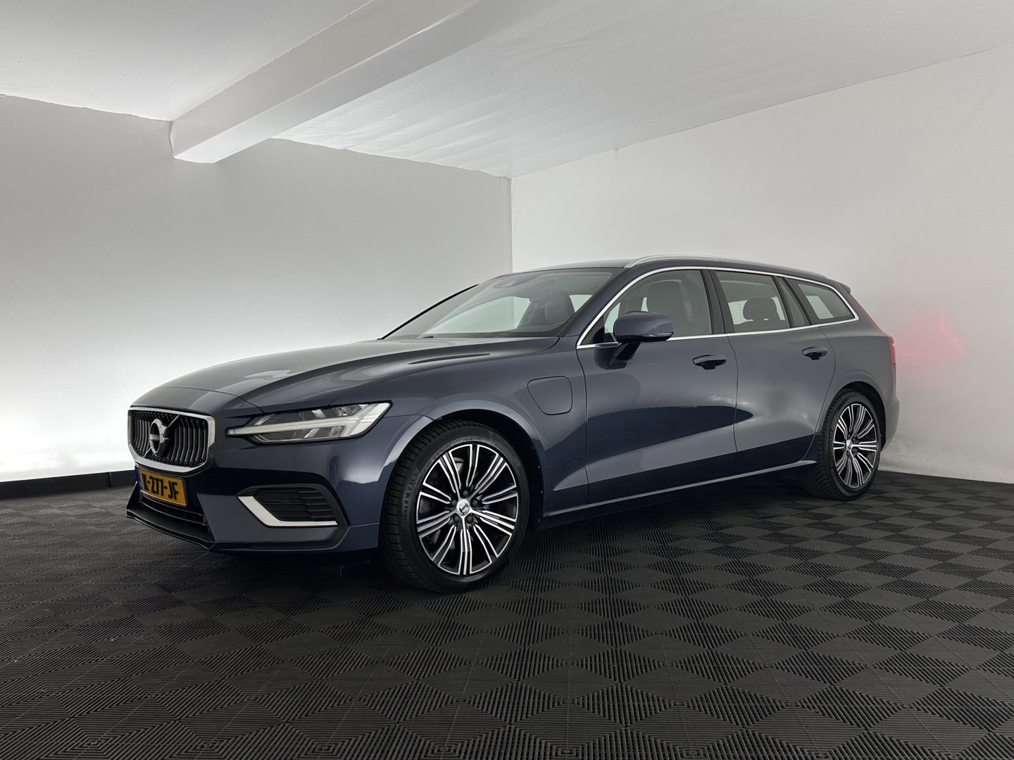Volvo V60 2.0 T8 Recharge AWD Inscription (INCL.BTW) Aut. *LEATHER | FULL-LED | ADAPTIVE-CRUISE | MEMORY-PACK | KEYLESS | BLINDSPOT | TOP-VIEW | DIGI-COCKPIT | LANE-ASSIST | NAVI-FULLMAP | TOWBAR | HEATED-SEATS | ECC | PDC | DAB | 18