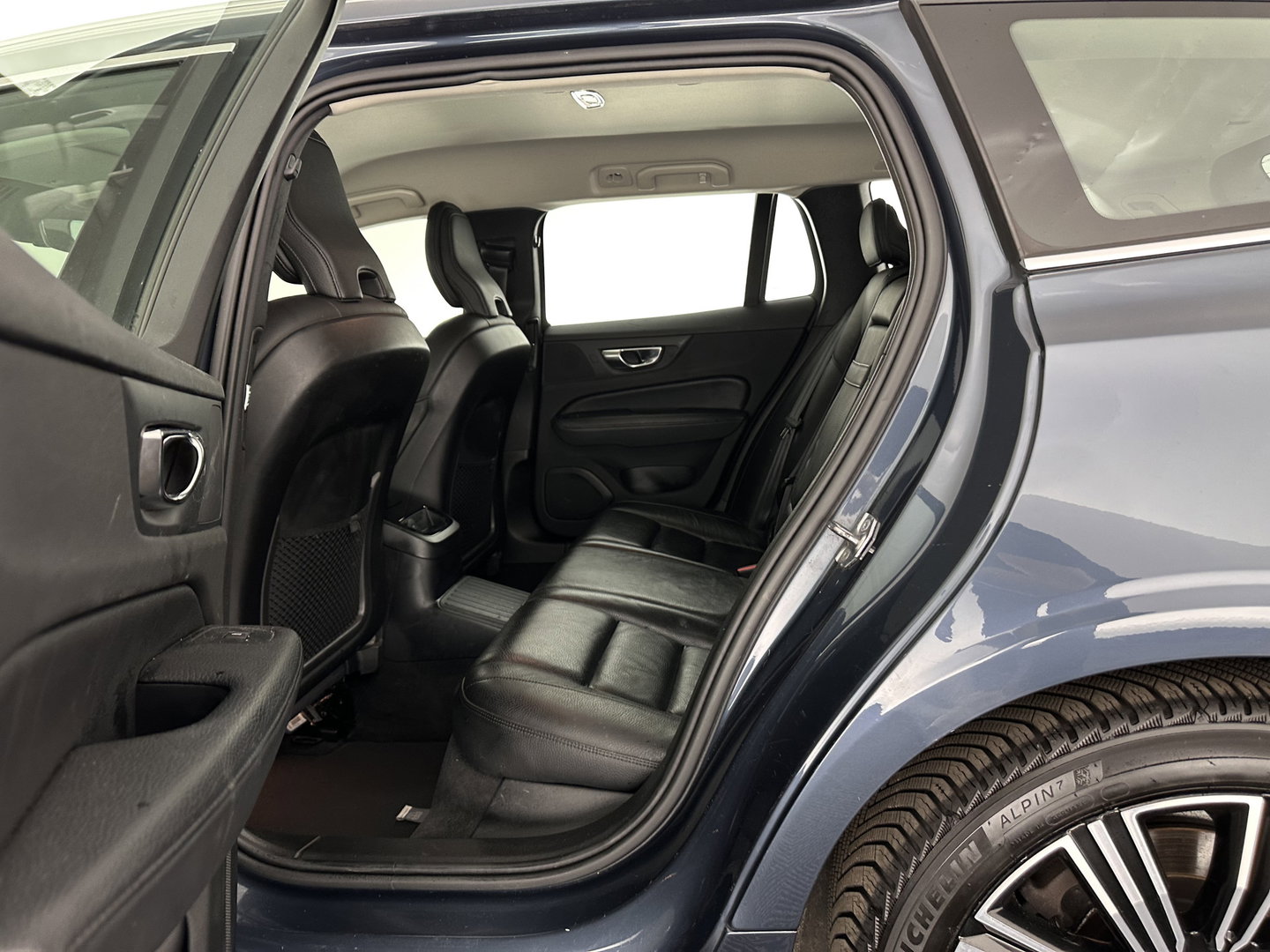 Volvo V60 2.0 T8 Recharge AWD Inscription (INCL.BTW) Aut. *LEATHER | FULL-LED | ADAPTIVE-CRUISE | MEMORY-PACK | KEYLESS | BLINDSPOT | TOP-VIEW | DIGI-COCKPIT | LANE-ASSIST | NAVI-FULLMAP | TOWBAR | HEATED-SEATS | ECC | PDC | DAB | 18