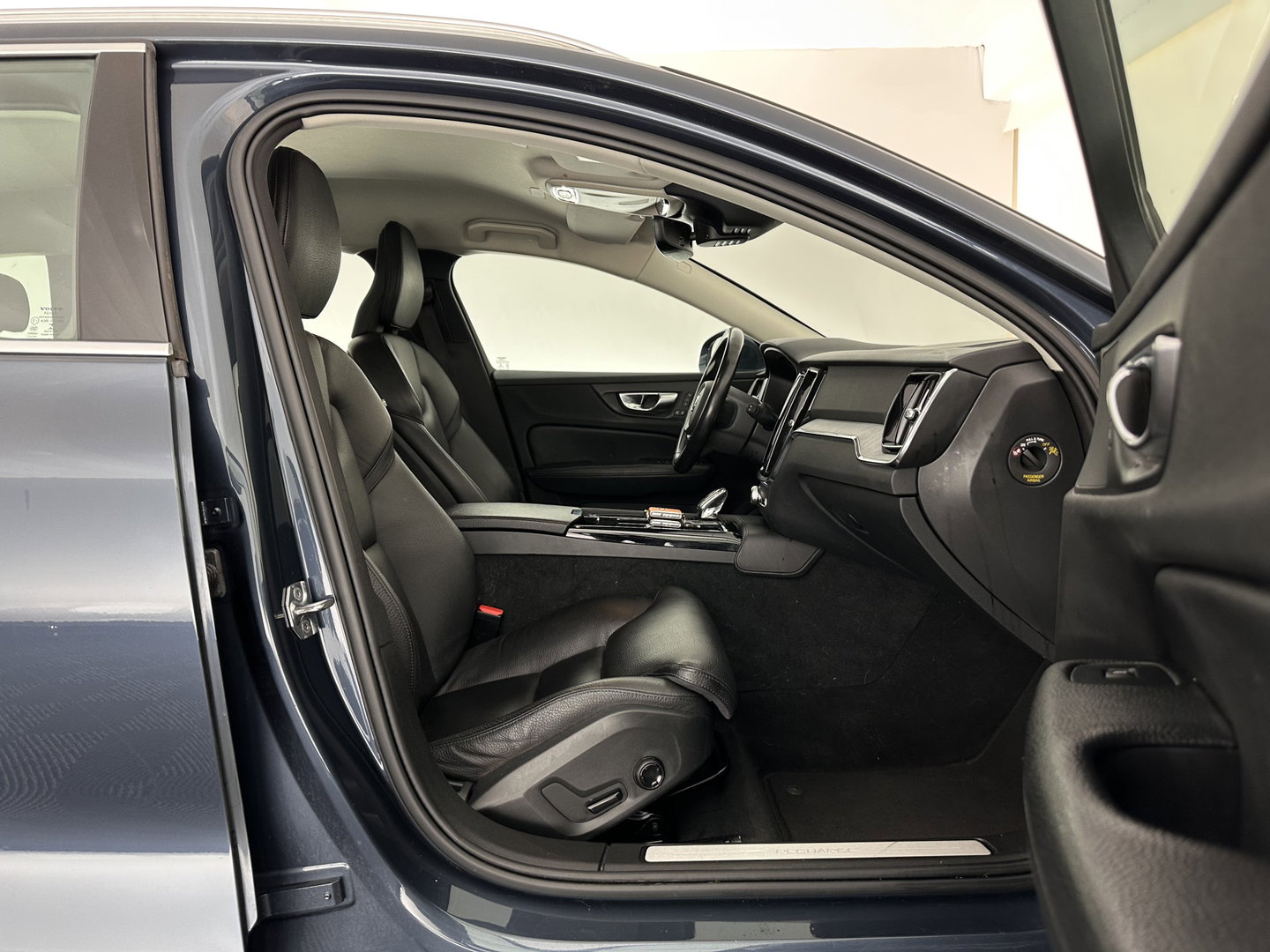 Volvo V60 2.0 T8 Recharge AWD Inscription (INCL.BTW) Aut. *LEATHER | FULL-LED | ADAPTIVE-CRUISE | MEMORY-PACK | KEYLESS | BLINDSPOT | TOP-VIEW | DIGI-COCKPIT | LANE-ASSIST | NAVI-FULLMAP | TOWBAR | HEATED-SEATS | ECC | PDC | DAB | 18