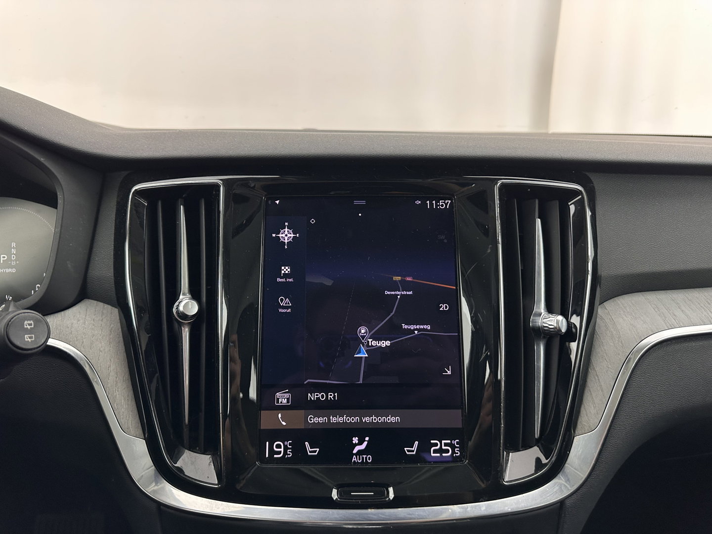 Volvo V60 2.0 T8 Recharge AWD Inscription (INCL.BTW) Aut. *LEATHER | FULL-LED | ADAPTIVE-CRUISE | MEMORY-PACK | KEYLESS | BLINDSPOT | TOP-VIEW | DIGI-COCKPIT | LANE-ASSIST | NAVI-FULLMAP | TOWBAR | HEATED-SEATS | ECC | PDC | DAB | 18