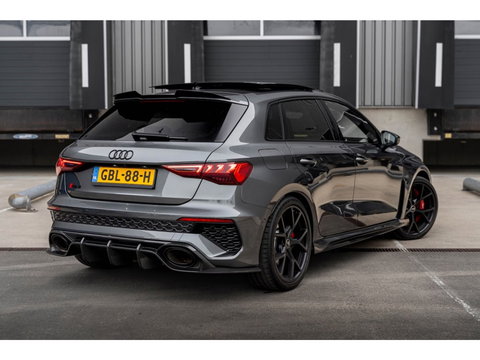 Audi RS3 Sportback 2.5 TFSI RS3 400PK Quattro / B&O / panoramadak / Matrix