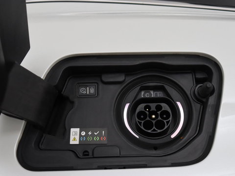 Peugeot 3008 1.6 HYbrid 225 GT | SOH 89% | Adaptive cruise | Half leder | Camera | Navigatie | Carplay | Dodehoek detectie | Digital Cockpit | Climate control | Bluetooth | PHEV | Plug In