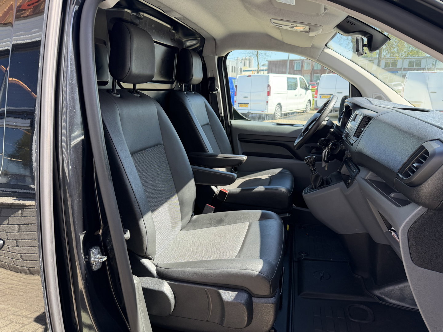 Opel Vivaro 1.5 CDTI L2H1 Selection / vaste prijs rijlaar € 18.950 ex btw / euro 6 / bpm vrij / lease vanaf € 319 / dubbele schuideur / zwart metallic / airco / cruise / trekhaak !