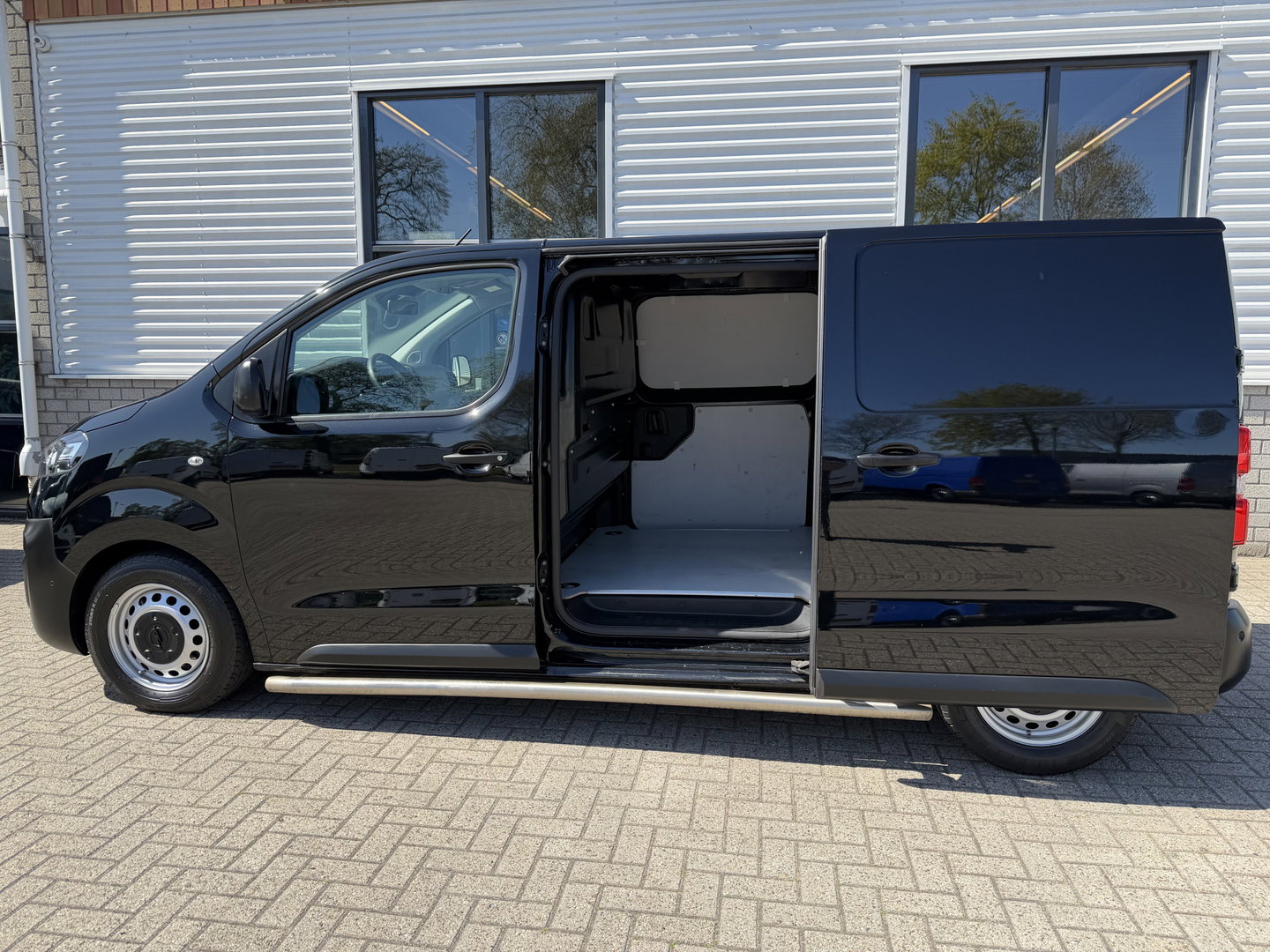 Opel Vivaro 1.5 CDTI L2H1 Selection / vaste prijs rijlaar € 18.950 ex btw / euro 6 / bpm vrij / lease vanaf € 319 / dubbele schuideur / zwart metallic / airco / cruise / trekhaak !