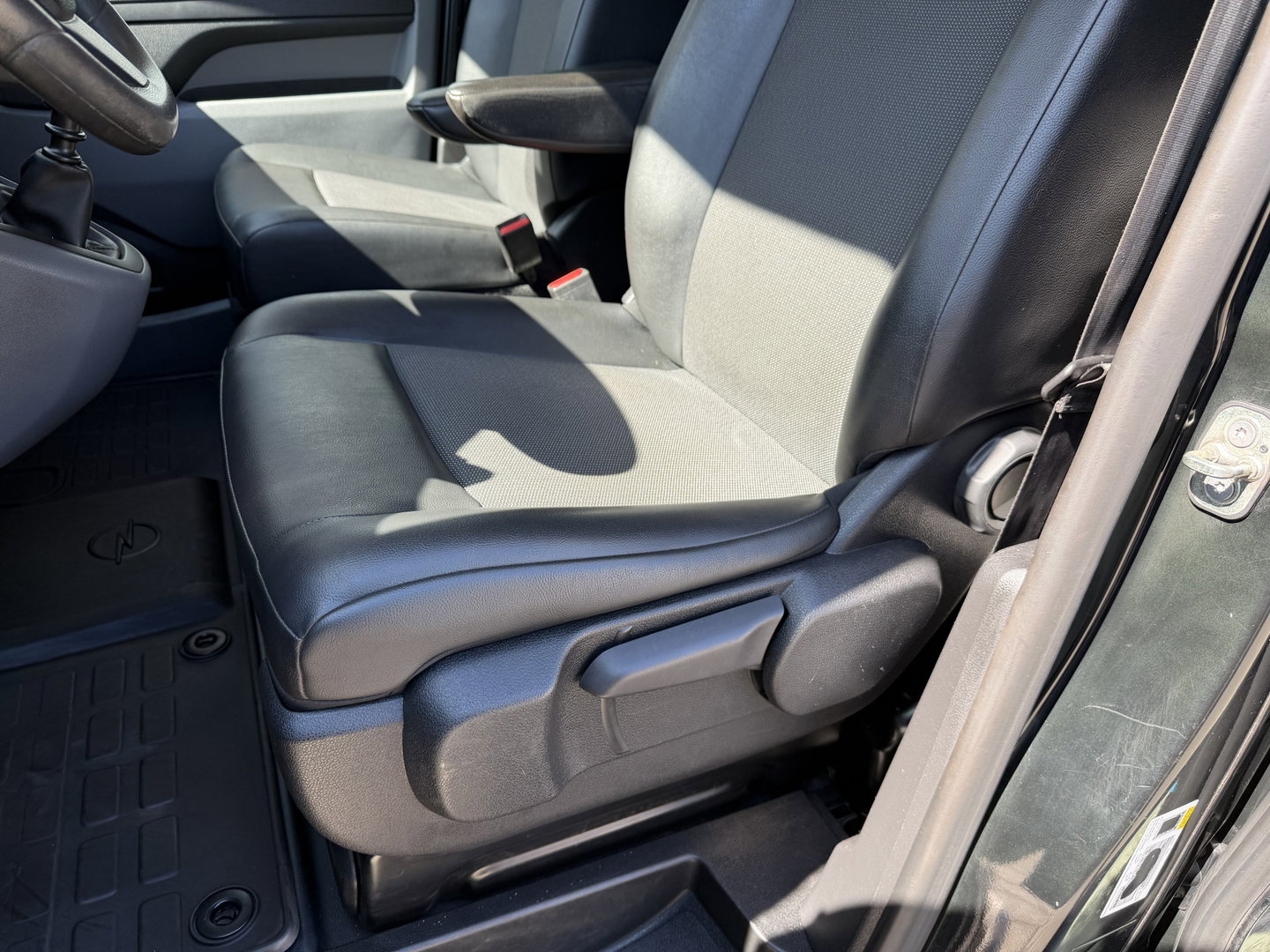 Opel Vivaro 1.5 CDTI L2H1 Selection / vaste prijs rijlaar € 18.950 ex btw / euro 6 / bpm vrij / lease vanaf € 319 / dubbele schuideur / zwart metallic / airco / cruise / trekhaak !