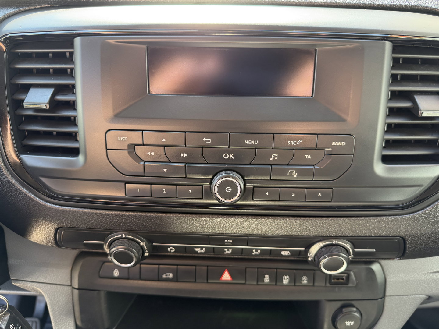 Opel Vivaro 1.5 CDTI L2H1 Selection / vaste prijs rijlaar € 18.950 ex btw / euro 6 / bpm vrij / lease vanaf € 319 / dubbele schuideur / zwart metallic / airco / cruise / trekhaak !