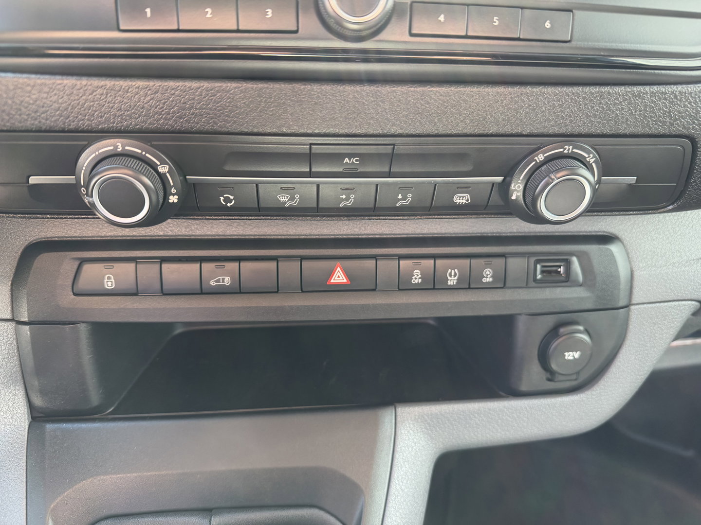 Opel Vivaro 1.5 CDTI L2H1 Selection / vaste prijs rijlaar € 18.950 ex btw / euro 6 / bpm vrij / lease vanaf € 319 / dubbele schuideur / zwart metallic / airco / cruise / trekhaak !