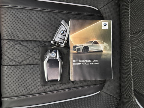 BMW 7 Serie 745e High Executive M-Sportpack *PANO | LEATHER | LASER-LIGHT | HEAD-UP | ADAPTIVE-CRUISE | BLINDSPOT | SOFT-CLOSE | HARMAN/KARDON | NIGHT-VISION | MEMORY-PACK | DIGI-COCKPIT | KEYLESS | DAB+ | CAMERA | HEATED-COMFORTSEATS