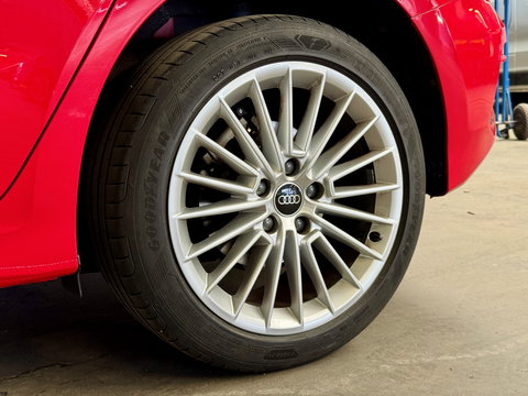 Audi A3 Sportback 30 TFSI Advanced edition | Draadloze Apple Carplay | DAB | Virtuele Cockpit | Zwarte Hemel | Origineel Nederlands | Lane Assist | Start & stop |