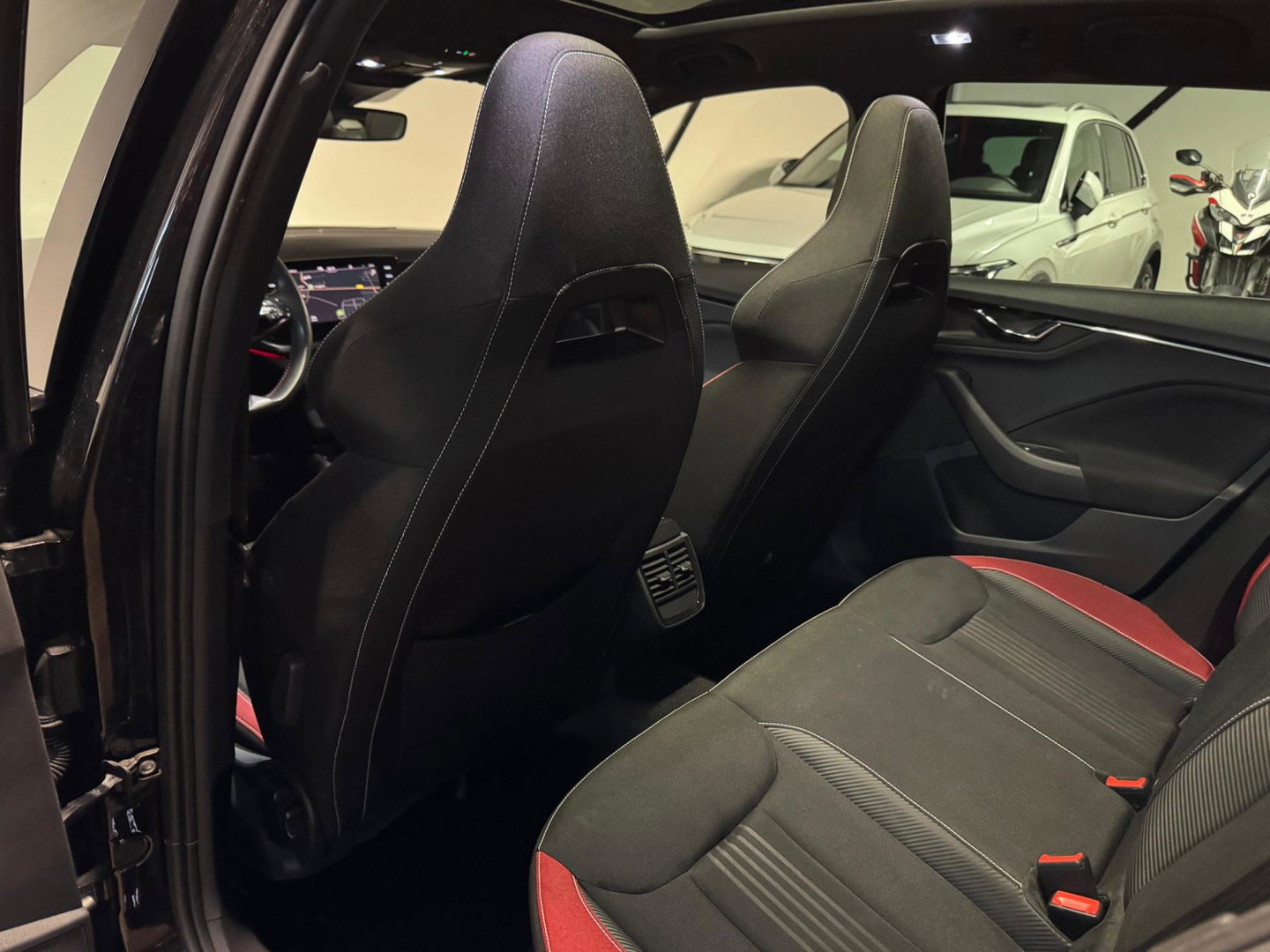 Škoda Kamiq 1.5 TSI ACT Sport Business PANO KEYLESS