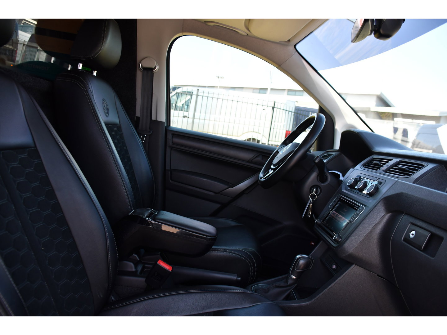 Volkswagen Caddy 2.0 TDI L1H1 PB Edition Adaptieve Cruise, Carplay, LED, Leder, 185pk, Sensoren, Multimedia, Automaat, Trekhaak, Voorruit verwarming, Uniek!