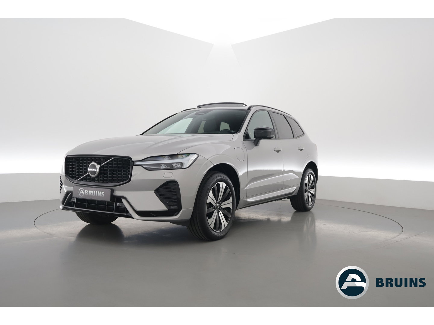 Volvo XC60 2.0 T8 Plug-in hybrid AWD Plus Dark | Sportstoelen | Blis | Trekhaak | ACC | H&K Audio | ACC | Pano | stoelverwarming|