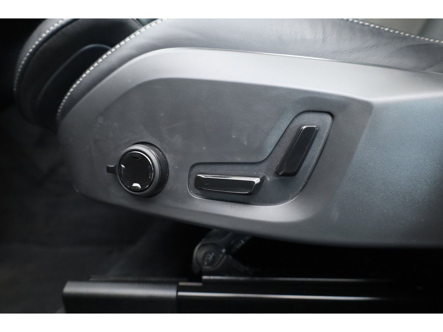 Volvo XC60 2.0 T8 Plug-in hybrid AWD Plus Dark | Sportstoelen | Blis | Trekhaak | ACC | H&K Audio | ACC | Pano | stoelverwarming|